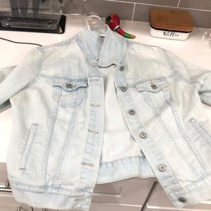 Light washed women’s jean jacket